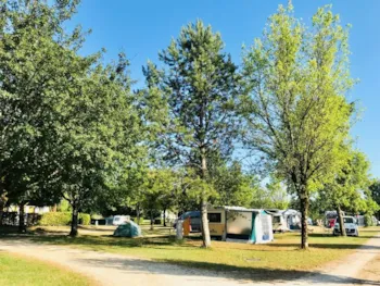 Stellplatz - Pauschale Stellplatz + 1 Fahrzeug / Wohnmobil - Camping Le Bivouac