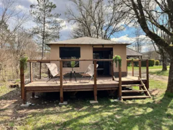 Mietunterkunft - Zeltbungalow Marquises -20 M2 - 2 Zimmer - 5 Pers. Ausgestattete Küche - Holzterrasse 11 M2 - Camping Le Bivouac