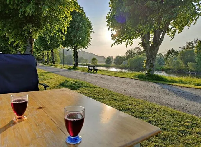 Emplacement Confort Semois : 1 Tente, Caravane Ou Camping-Car + 1 Voiture + Électricité (10A)