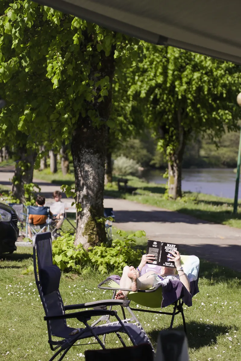 Emplacement Confort Semois : 1 Tente, Caravane Ou Camping-Car + 1 Voiture + Électricité (10A)