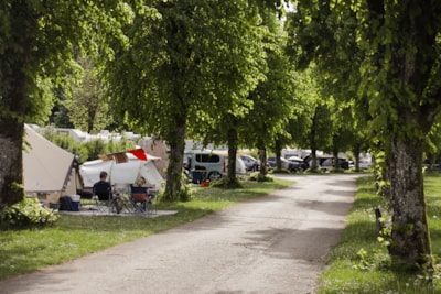 Comfort Pitch Semois : 1 tent, caravan or motor home + 1 car + electricity (10A) — 4