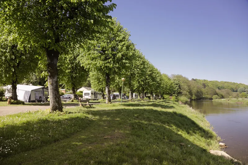Emplacement Confort Semois : 1 Tente, Caravane Ou Camping-Car + 1 Voiture + Électricité (10A)