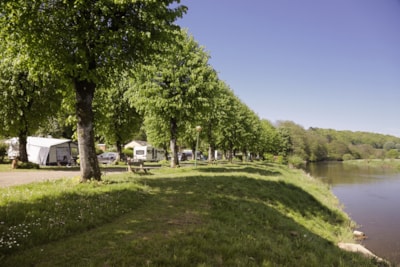 Comfort Pitch Semois : 1 tent, caravan or motor home + 1 car + electricity (10A) — 5