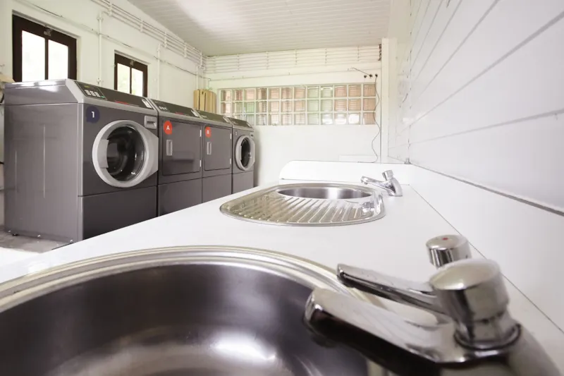 Emplacement Confort : 1 Tente, Caravane Ou Camping-Car + 1 Voiture + Électricité (10A)