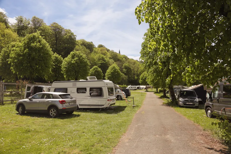 Emplacement Confort : 1 Tente, Caravane Ou Camping-Car + 1 Voiture + Électricité (10A)