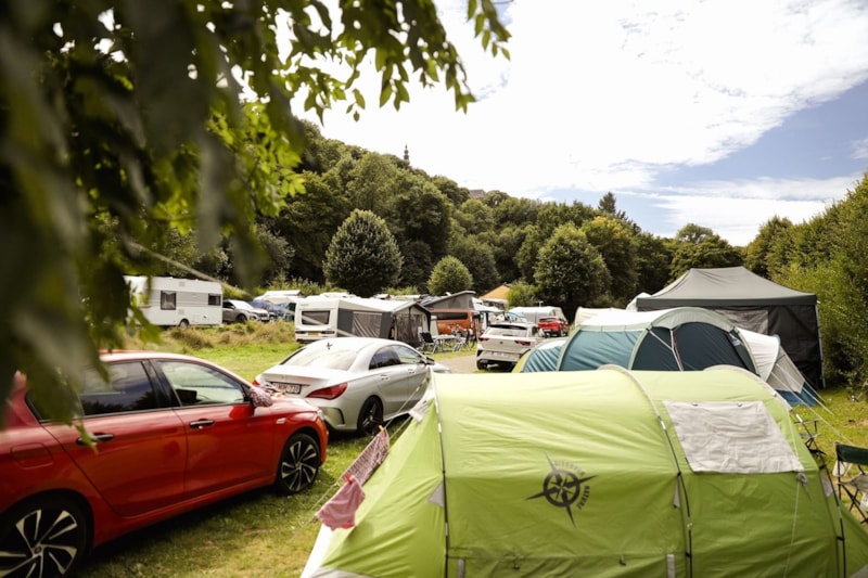 Emplacement Pleine nature : tente ou caravane + 1 voiture + électricité (10A)