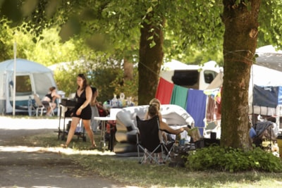 Meadow pitch: tent or caravan + 1 car + electricity (10A)