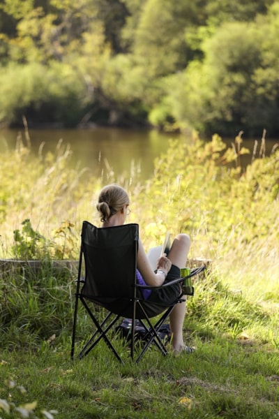 Riverside pitch (Semois): tent or caravan + 1 car + electricity (10A)