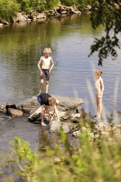 Riverside pitch (Semois): tent or caravan + 1 car + electricity (10A)