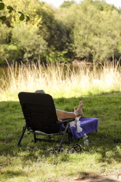Riverside pitch (Semois): tent or caravan + 1 car + electricity (10A)