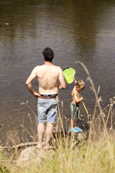 Riverside pitch (Semois): tent or caravan + 1 car + electricity (10A)