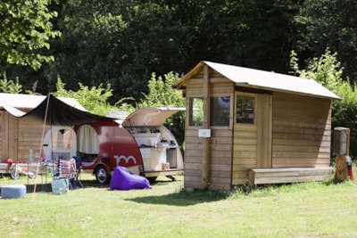 Freecamp pitch: private bathroom + kitchenette