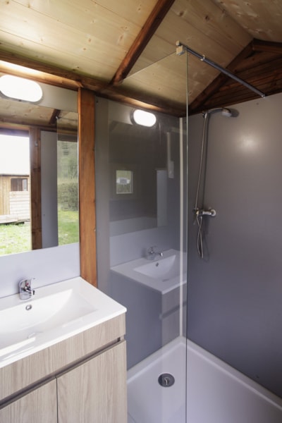 Freecamp pitch: private bathroom + kitchenette