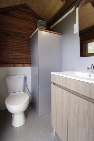 Freecamp pitch: private bathroom + kitchenette
