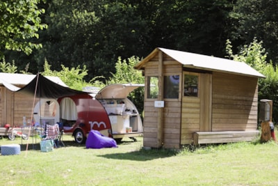 Freecamp pitch: private bathroom + kitchenette