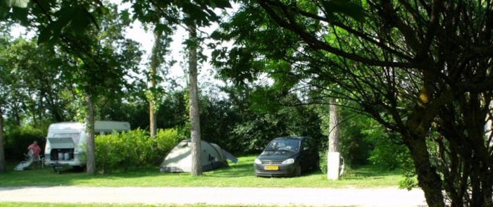 Forfait Confort : Emplacement Tente Ou Caravane + Électricité 12A + Véhicule