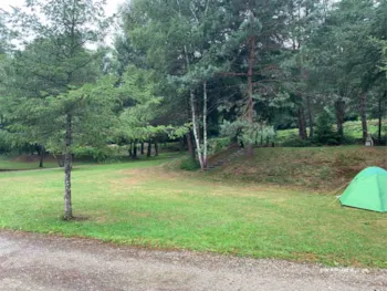 Emplacement - Frofait Camping (1 Emplacement, 1 Véhicule, 2 Personnes) - Camping Onlycamp Lac des Vergnes 