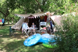 Kampeerplaats(en) - Kampeerplaats (Voertuig+ Caravan / Tent / Camper + 1 Personen) - Camping Du Port