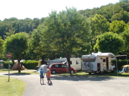 Forfait : Emplacement + 1 Voiture + Électricité