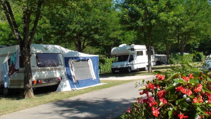 Forfait : Emplacement + 1 Voiture + Électricité