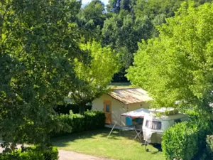 Emplacement - Emplacement + électricité + bloc sanitaire privatif - Camping Les Ulèzes