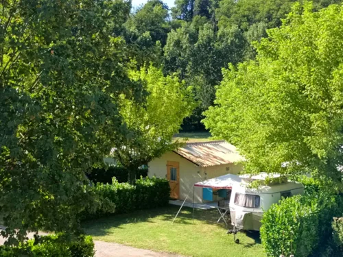 Kampeerplaats(en) - Standplaats + Elektriciteit + Privé Sanitair - image n°1 - Camping Les Ulèzes