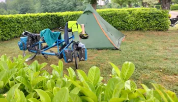 Stellplatz - Kleiner Stellplatz Für Radfahrer Mit Einem Zelt (Strom Und Auto Extra) - Camping Les Ulèzes