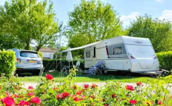 Stellplatz - Stellplatz Für Auto, Wohnwagen, Wohnmobil, (Extra Strom) - Camping Les Ulèzes