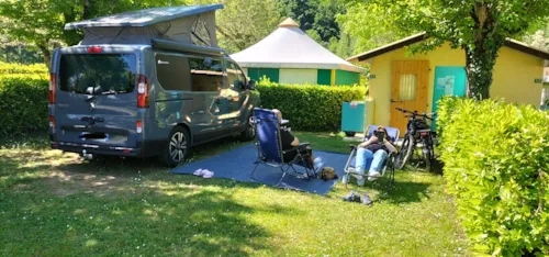 Kampeerplaats(en) - Standplaats + Elektriciteit + Privé Sanitair - image n°3 - Camping Les Ulèzes