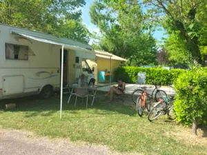Emplacement - Emplacement + éléctricité+ bloc sanitaire privé avec une dalle de 5x5m sur l'emplacement - Camping Les Ulèzes
