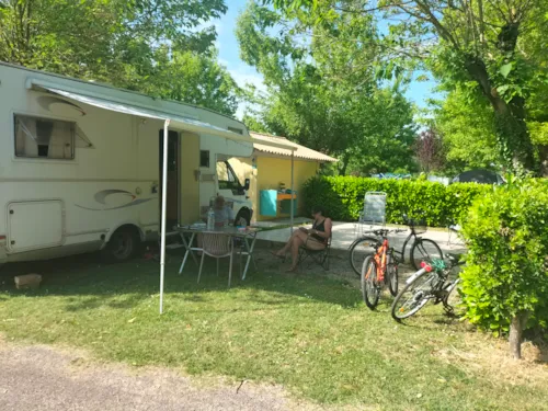 Emplacement - Emplacement + Éléctricité+ Bloc Sanitaire Privé Avec Une Dalle De 5X5m Sur L'emplacement - image n°1 - Camping Les Ulèzes