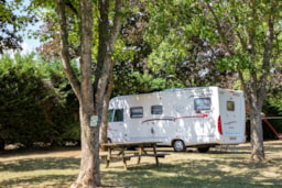 Kampeerplaats(en) - Curiste Pakket 1 Persoon / 21 Nachten Op Een Plaats Met Elektriciteit, Een Auto + Een Caravan Of Een Camper (Huisdieren Inbegrepen) - Camping de Santenay