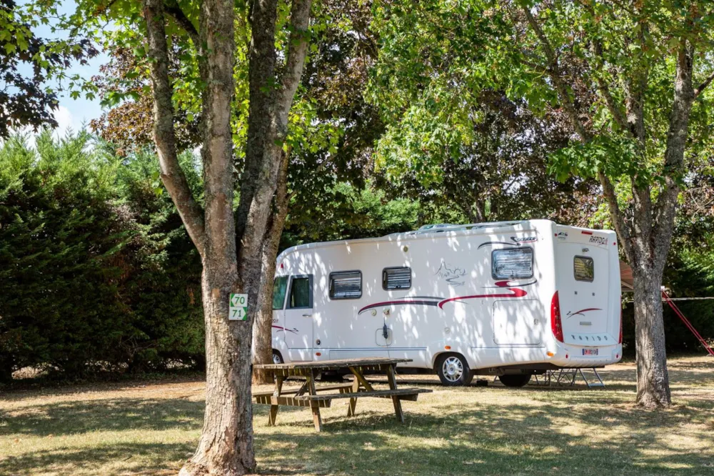Kampeerplaats(en) - Kuurpakket Voor 2 Personen/21 Nachten Op Een Plek Met Elektriciteit, 1 Auto + 1 Caravan Of 1 Camper - Camping de Santenay