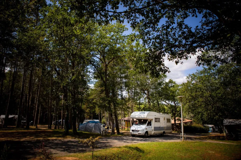 Emplacement - Emplacement 80M² Avec Élecricité 10A - - Camping Domaine Le Quercy