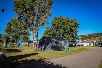 Stellplatz - Stellplatz Grosses Zelt - Camping Lac des Brenets