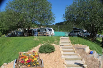 Stellplatz - Stellplatz Wohnmobil, Van Oder Wohnwagen/Auto Oder Zelt/Auto (Loges) - Camping Lac des Brenets