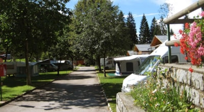 Pitch: car + tent/caravan or camping-car + electricity + hot water — 2
