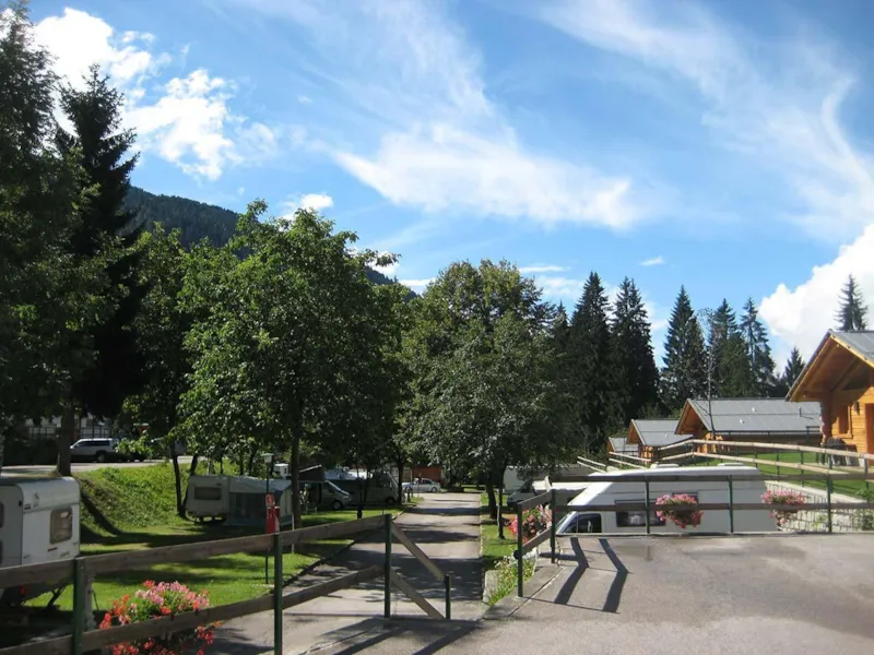 Emplacement : Voiture + Tente/Caravane Ou Camping-Car + Électricité + Eau Chaude