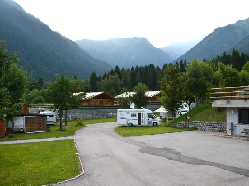 Emplacement : Voiture + Tente/Caravane Ou Camping-Car + Électricité + Eau Chaude