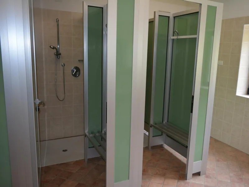 Emplacement : Voiture + Tente/Caravane Ou Camping-Car + Électricité + Eau Chaude