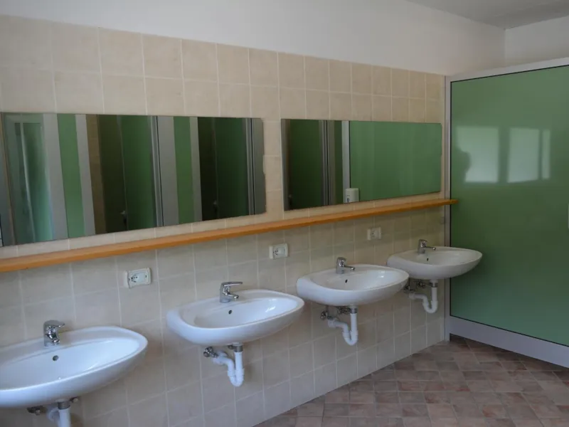 Emplacement : Voiture + Tente/Caravane Ou Camping-Car + Électricité + Eau Chaude