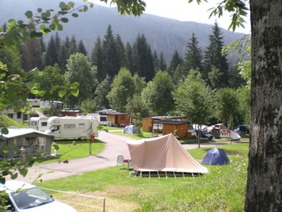 Pitch: car + tent/caravan or camping-car + electricity + hot water — 1