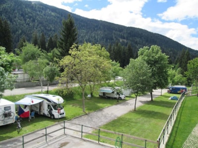 Pitch: car + tent/caravan or camping-car + electricity + hot water — 7