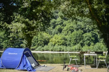 Stellplatz - Stellplatz (Am Fluss)+ Auto - Camping LA RIVIERE
