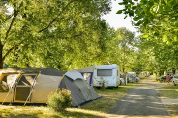 Stellplatz - Stellplatz + Auto - Camping LA RIVIERE