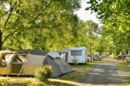 Parcela - Emplazamiento + Véhicule - Camping LA RIVIERE