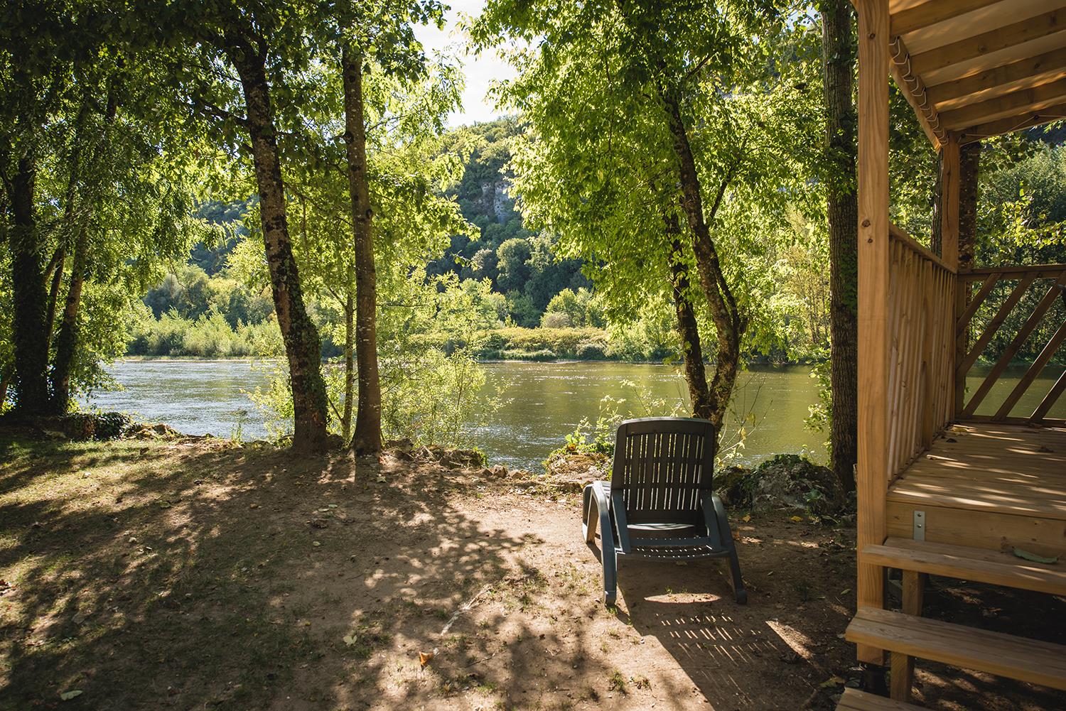 Mobilhome GRAND LARGE au bord de la Dordogne, tranquilité et magnifique panorama.