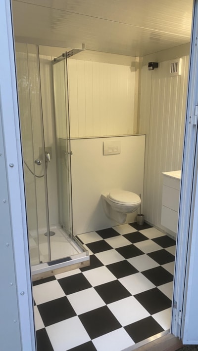 Stellplatz mit privaten Sanitäranlagen + 1 Auto, Wohnwagen oder Wohnmobil plus Strom für 2 Personen. — 1
