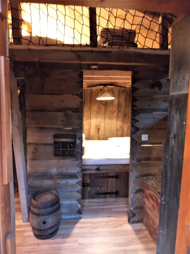 Cabane Bateau Avec Terrasse Couverte Et Sanitaire 4P De 22M²