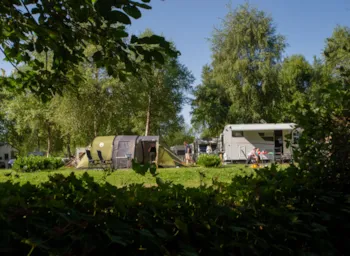 Stellplatz - Komfort Pack: Stellplatz Mit Strom 6A + Auto - Camping Au Mica